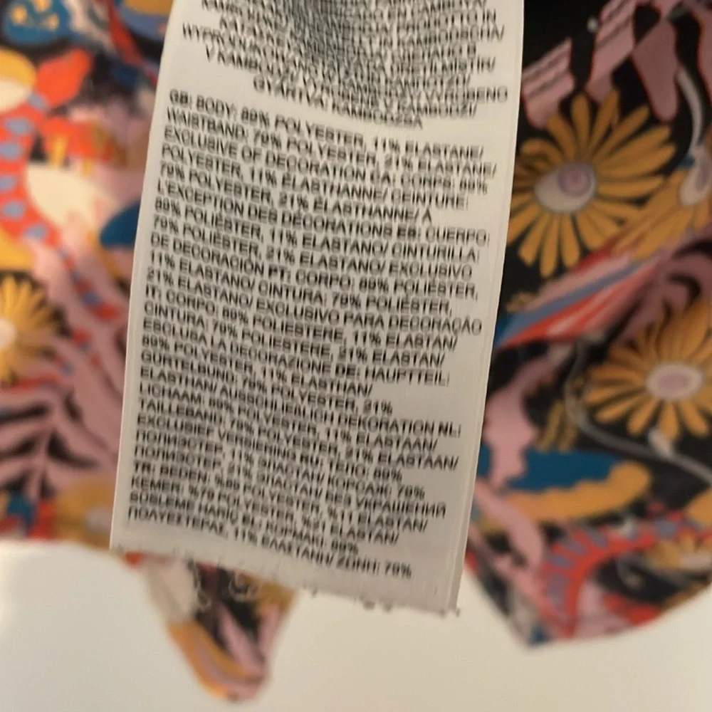 The North Face Women's Black Lined Floral Hydranaline Shorts - Size S
